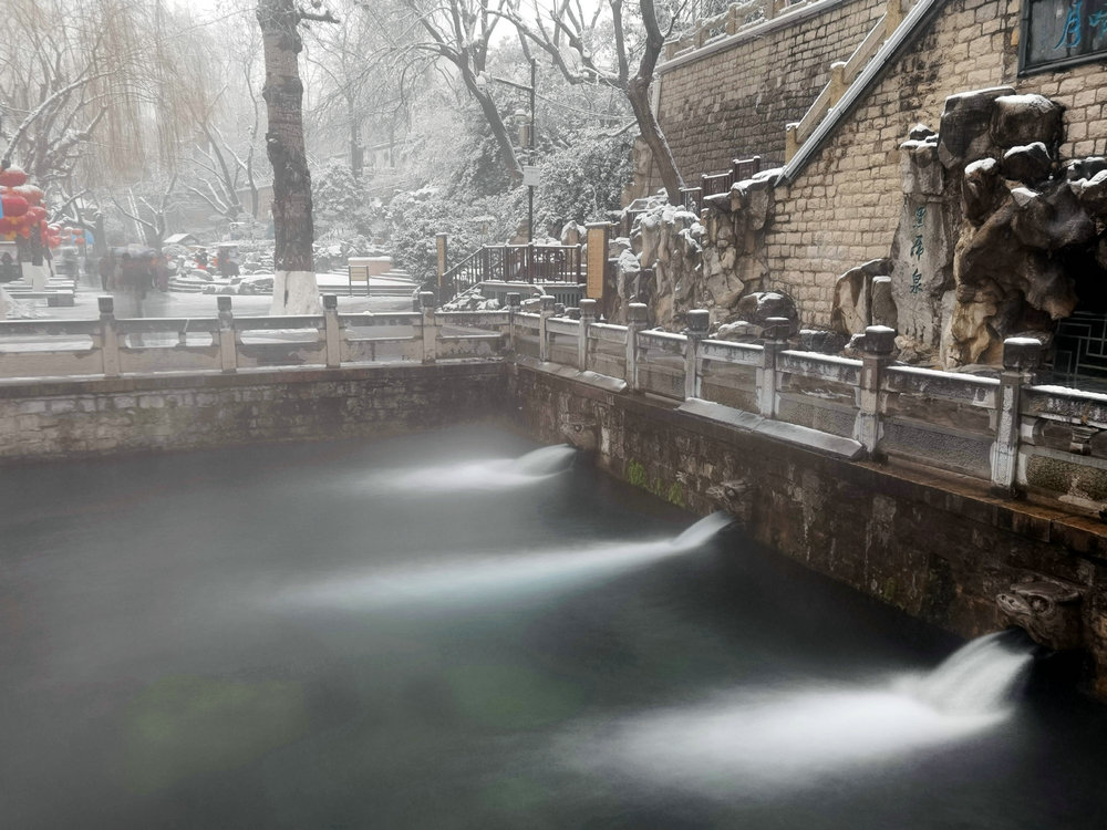 雪送祥瑞兆丰年：济南市民冒雪赏景