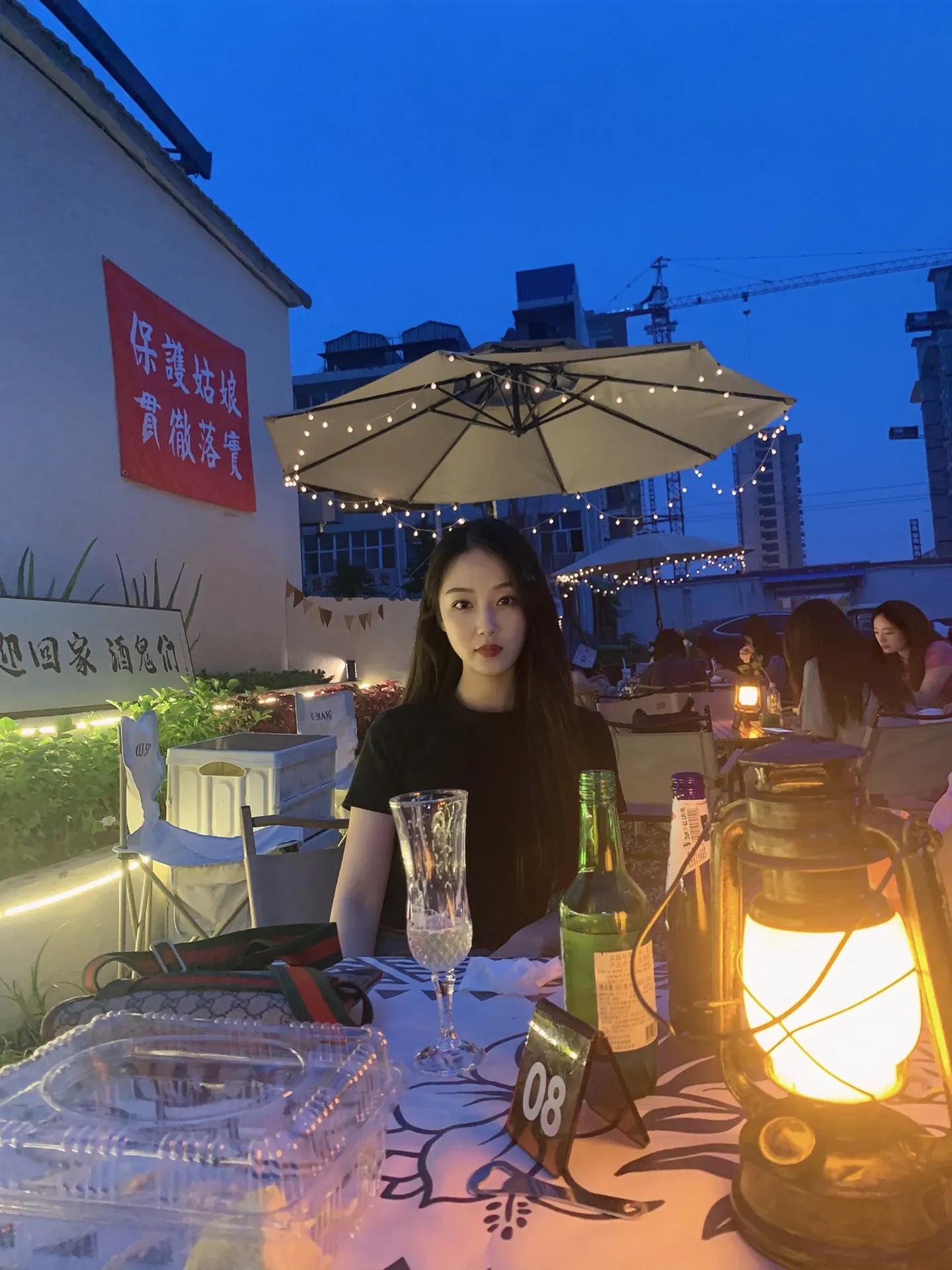 佳人在户外游玩