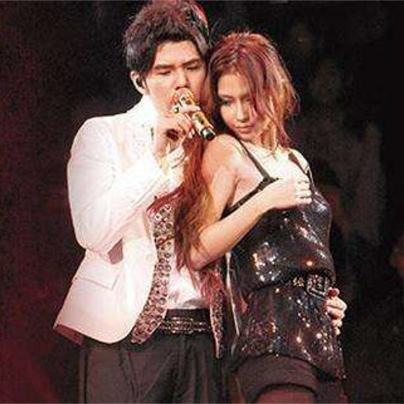 从香港小嫩模,到踢开黄晓明,Angelababy背后的大佬始终深藏不露