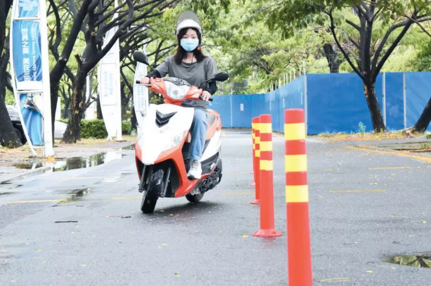 明确:电动车、三轮车、四轮车上路要驾照!年龄、费用讲清楚了