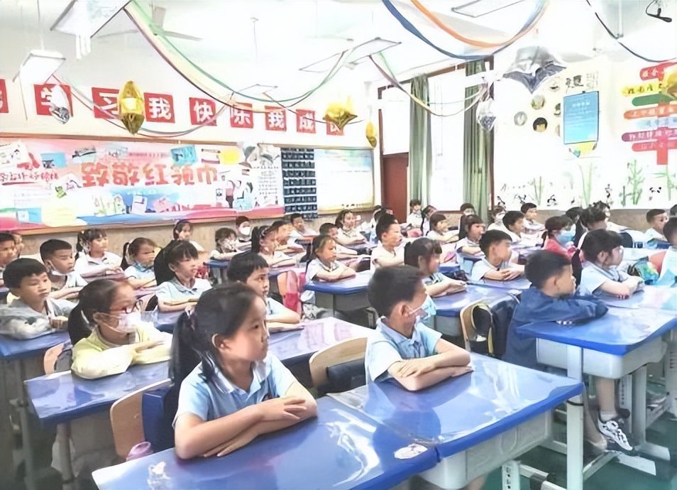 成都高新区中和小学举行2021级党员家长进校园讲党史主题活动