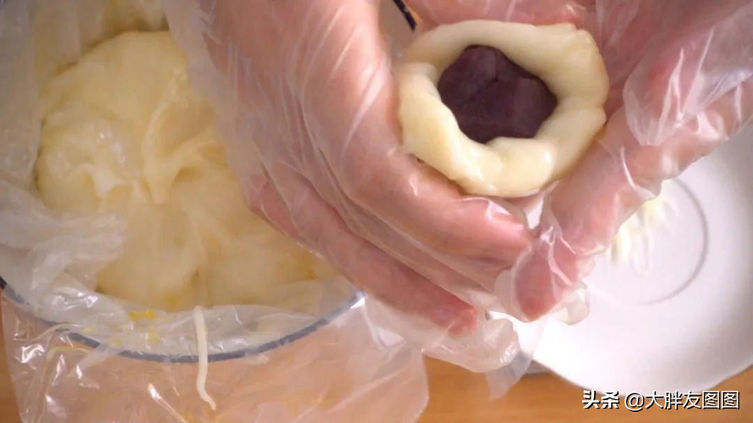 如果你有糯米粉，快收藏这食谱，两种口味的糯米糍，做法太简单了