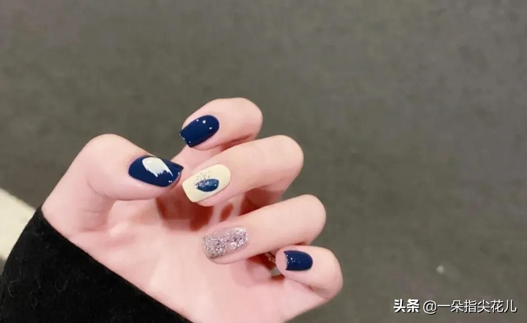 分享一组显白美甲颜色(分享一组显白美甲颜色搭配)