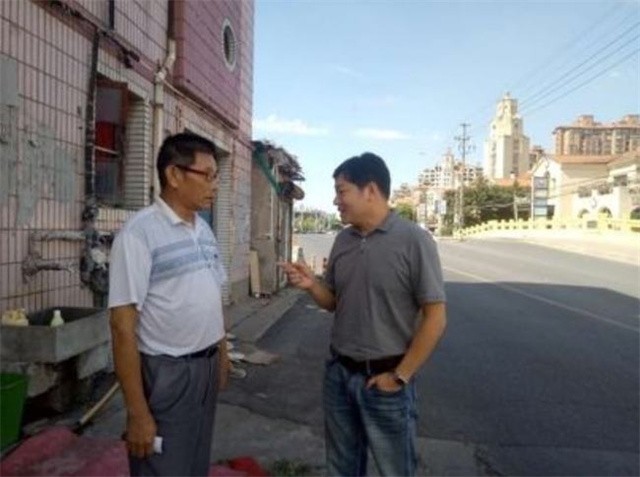 上海马路上的“豪宅”：要6套房加一块宅基地才肯拆，14年后搬走