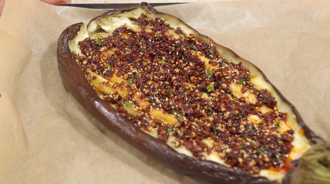 冬天里茄子还能这样吃，往里面打入一个鸡蛋，真香！别不懂吃