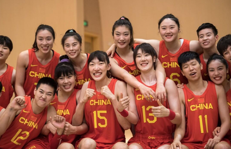 郑薇明确地发话,女篮决战法国拿下了14分大胜,郑薇派出5人冲冠更强了