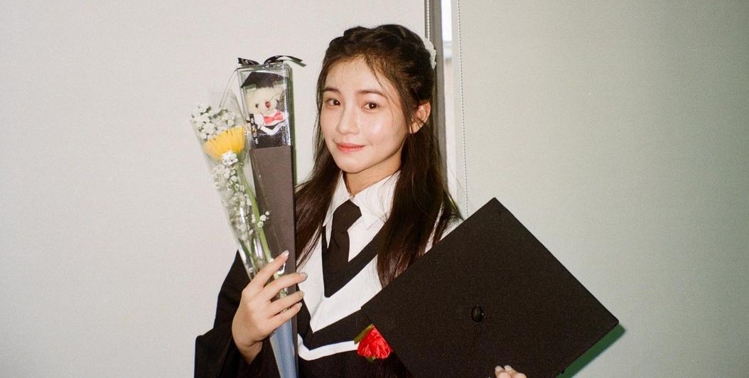 李㼈18岁的女儿李紫嫣高中毕业了，仙气照曝光粉丝都直呼好漂亮