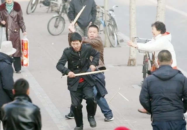 广东陆丰一黑社会落网记：出租车司机开车压死鸡，遭索赔180万