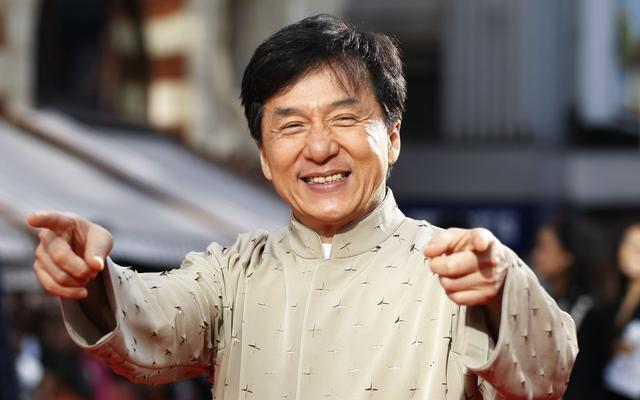 2007年成龙和亲哥安徽相认，对方一贫如洗，他有没有帮帮哥哥们