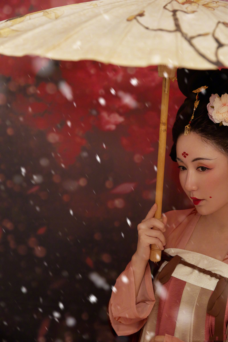 娄艺潇国风造型化身古典美人,敦煌壁画纹样太走心