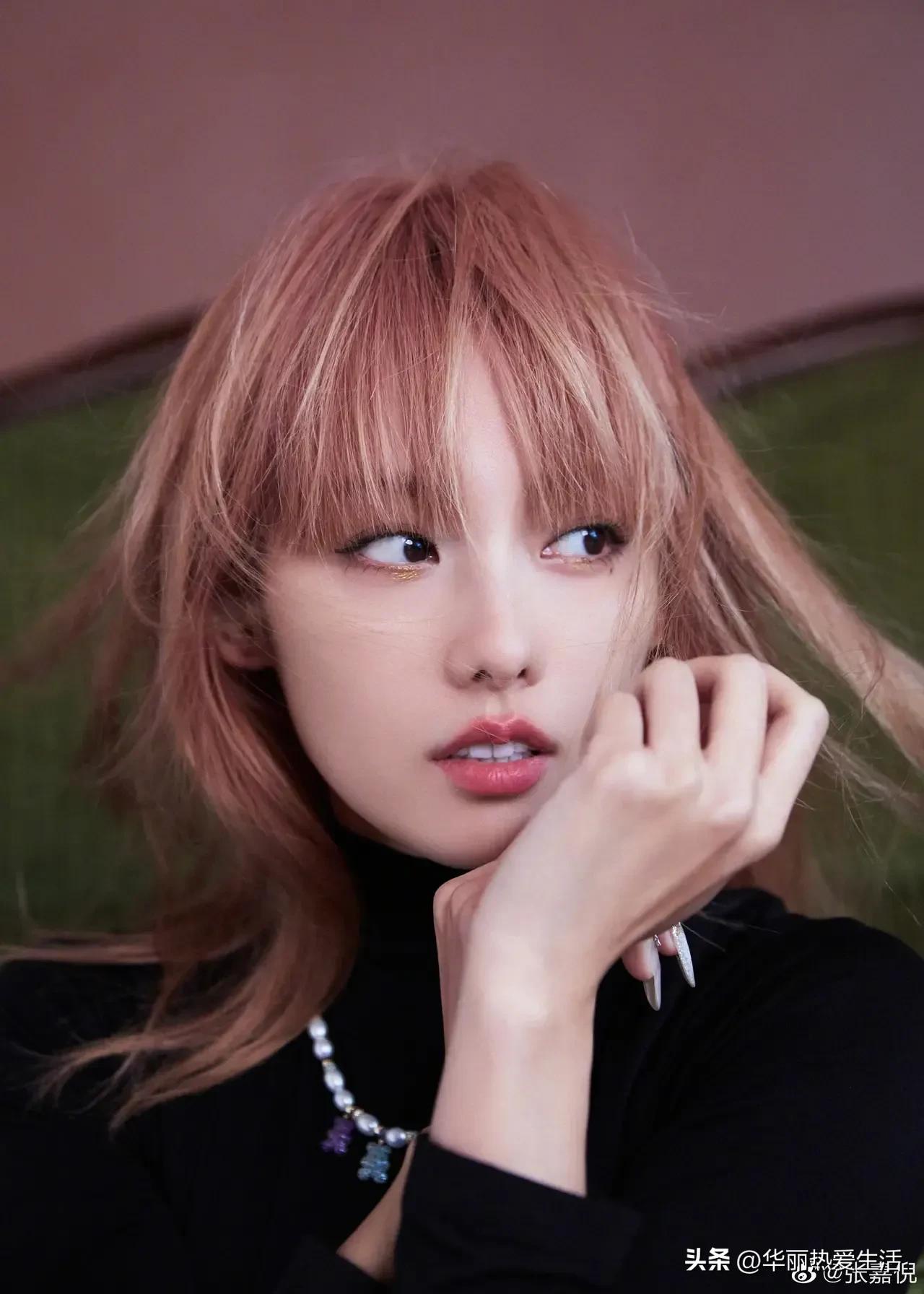 张嘉倪染黄色发型皮肤黝黑