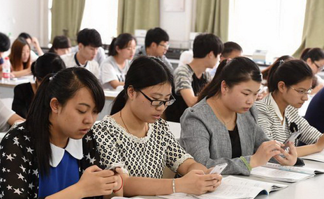 江苏大学美女老师走红网络，不仅人美还懂浪漫，网友：复读考江大