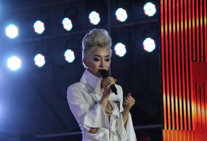 山寨梅艳芳张丽：整容10余次，捞金年入上百万，刘德华见她落泪