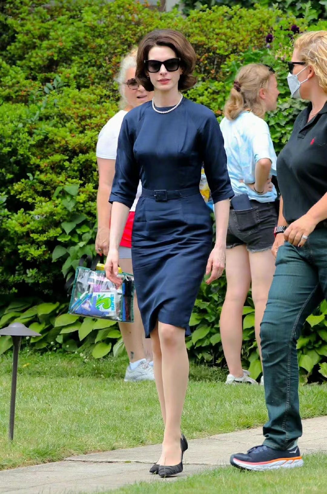 安妮海瑟薇打破白人易老传闻！新照穿裙子勒出小蛮腰，名媛范绝了