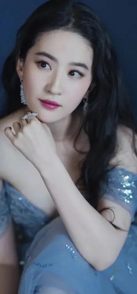 金晨少有的粉色西服套裙干练有型，杨幂彩虹针织毛衣温婉典雅