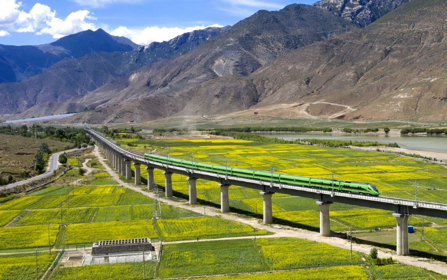 世界最难超级工程，贯穿横断山脉的川藏铁路，让火车驶上世界之巅