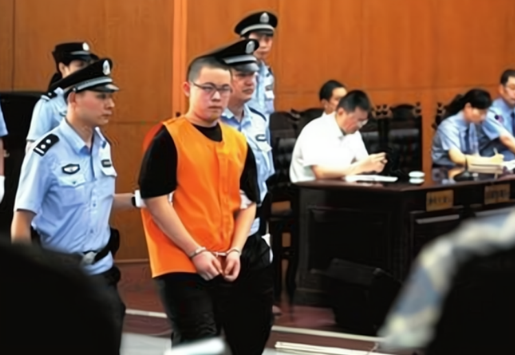 10年前，为了爱情不择手段的官二代，当街泼汽油报复16岁少女周岩