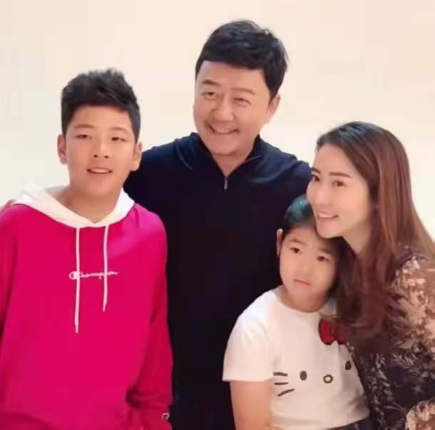 郭涛携儿女豪宅内庆新年！石头高大壮实超过爸，一家三口如复制