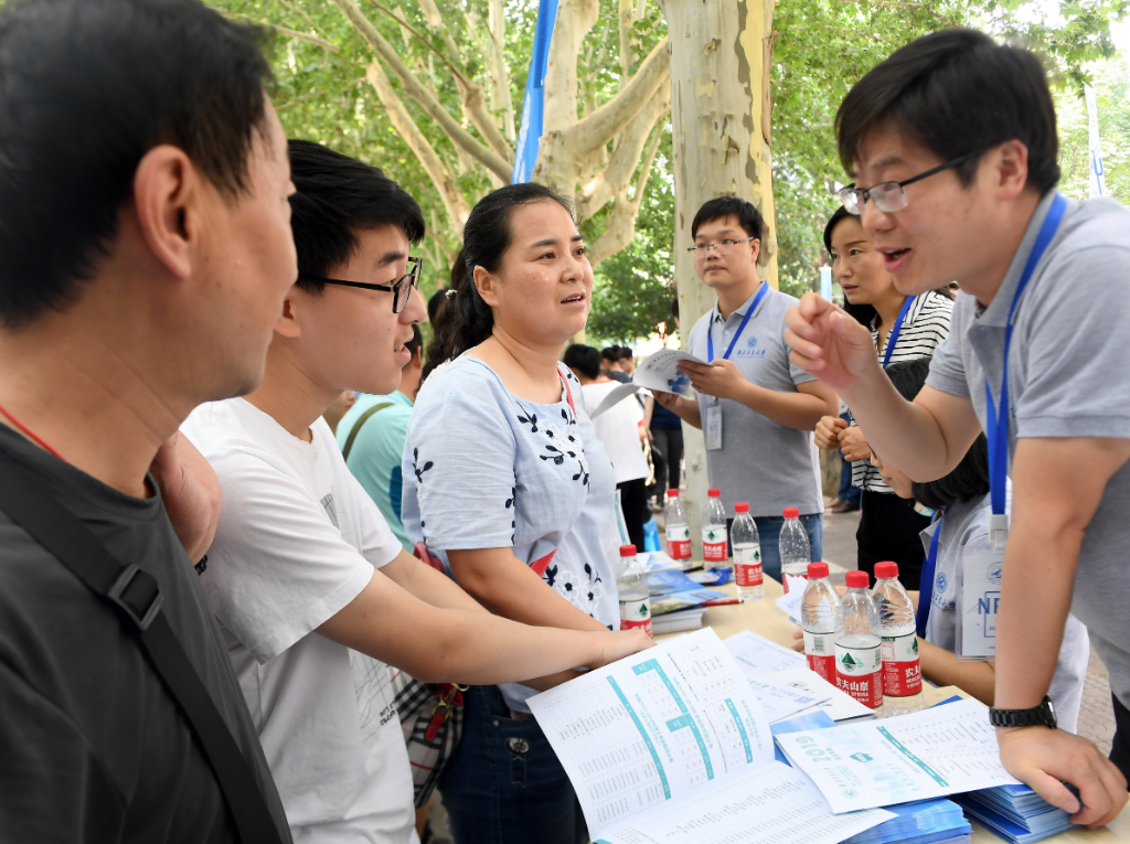 高校男生拍毕业照，全班9位老师仅1名学生，所学专业让人佩服