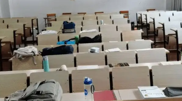 清华教室的实拍图，揭露与普通学校区别，但却被批评“没素质”