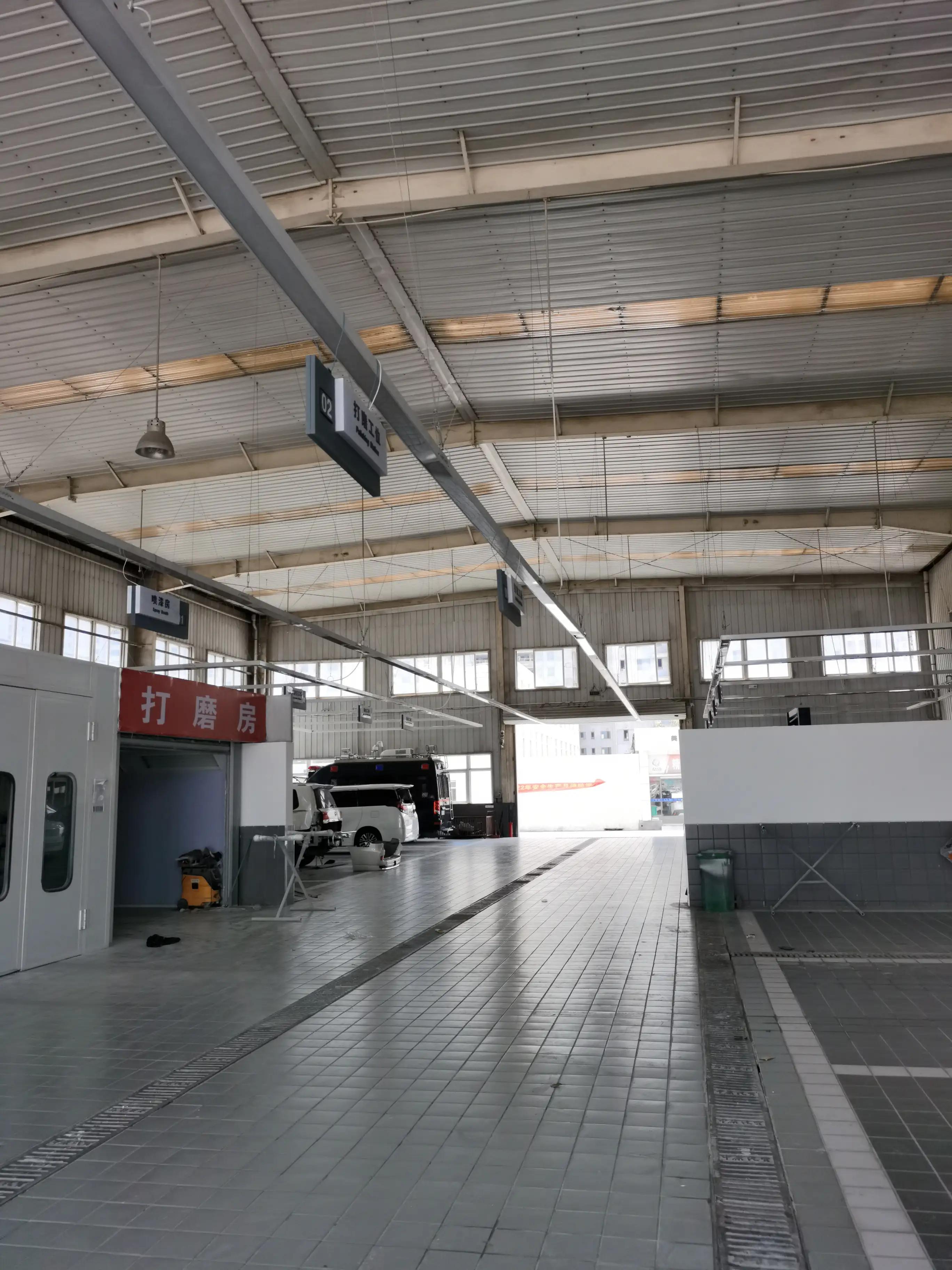 维修车间的工具.清洗发动机机舱所用的水枪.空调滤芯,更换的