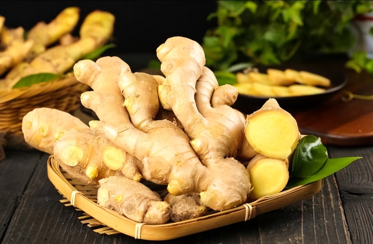吃姜不去皮 吃错伤自己 生姜要不要去皮 尽量别做错 天天看点