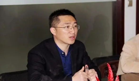 高考800多分的状元，如今流浪街头，与90后县长就读同一所学校