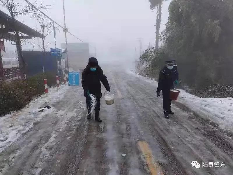 迎风雪 战严寒 群众过大年 爨警保平安