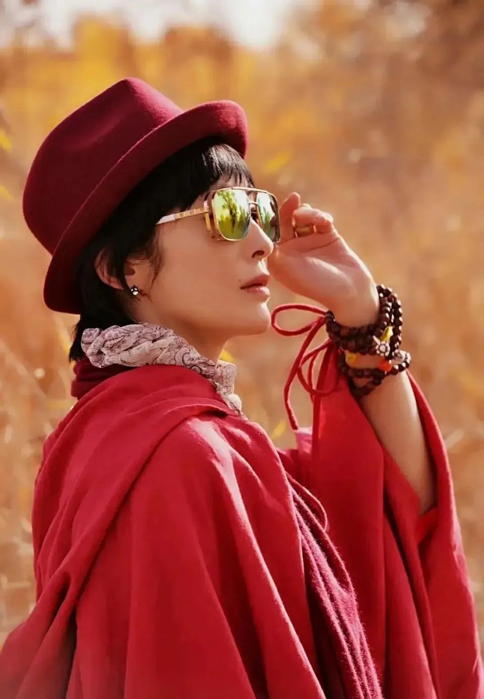 53岁秘密结婚，被嘲为老公赚钱工具：她的人生，为我们敲响警钟