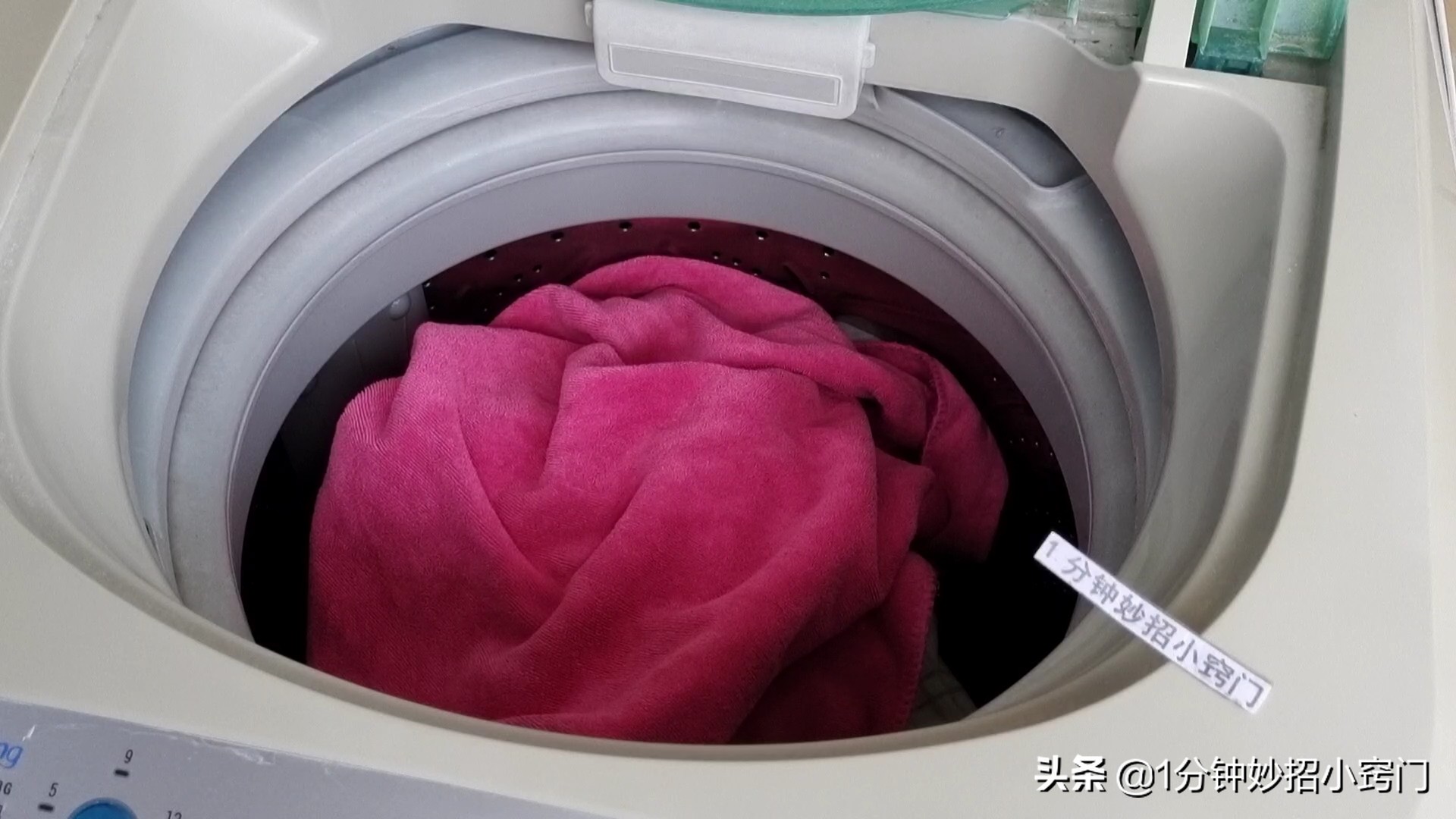 每次洗衣服前，洗衣机里倒一碗，不管多脏的衣服洗完都跟新的一样
