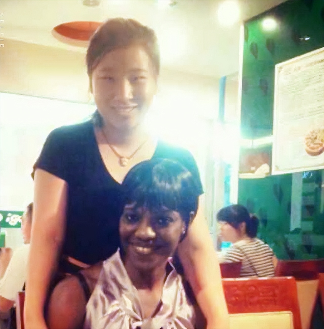 2015年河南女大学生嫁非洲生2娃，老公是皇室后代，丈母娘很满意