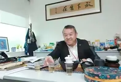 2006年，谭咏麟遇到曾志伟，来了句恭喜你嫁女儿，荣升岳父啦！曾志伟气急败