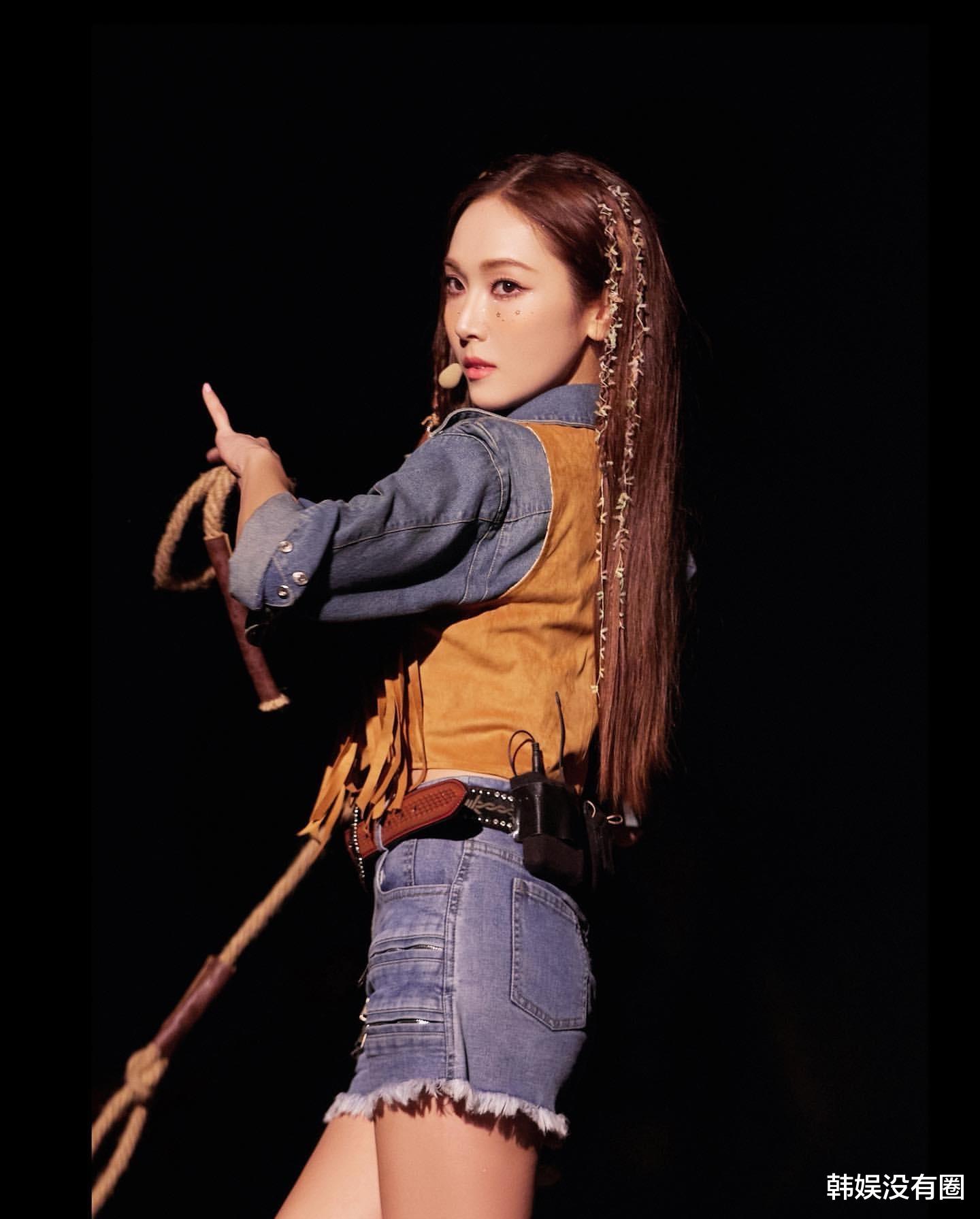 Jessica郑秀妍晒《浪姐3》舞台照，变身牛仔女郎，华丽美貌吸睛