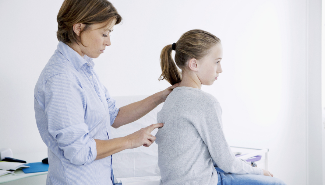 孩子身子挺不直,驼背还是脊柱侧弯?该如何矫正?听听医生怎么说