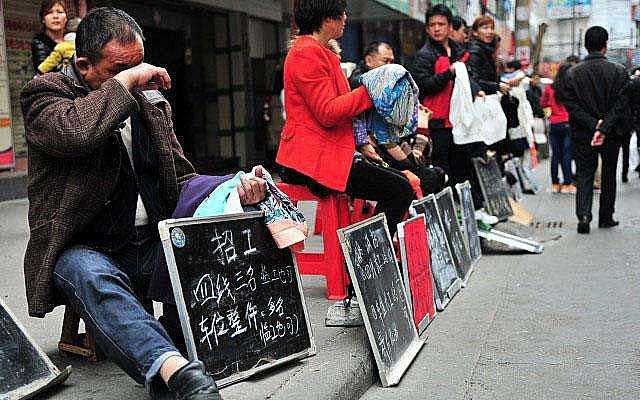 安徽光棍兄弟收养弃婴，给拖拉机装土赚奶粉钱，34年后女婴成教师