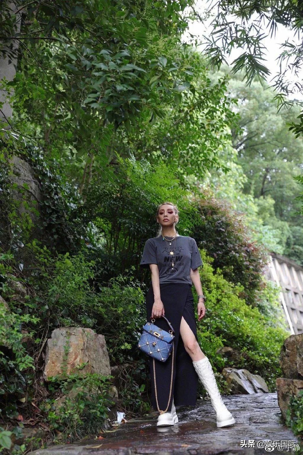 宁静晒山间漫步随拍 金发脏辫配长靴好酷飒