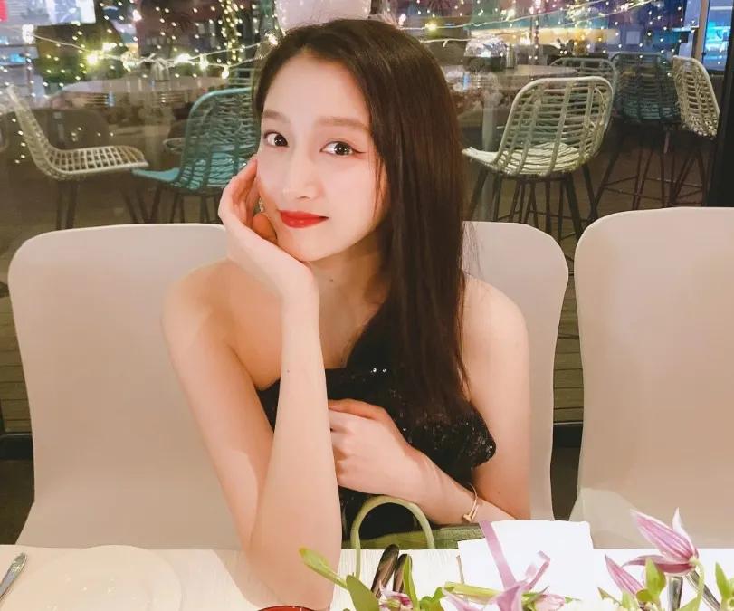 國民閨女關曉彤，人生一路開掛，愛情事業雙豐收