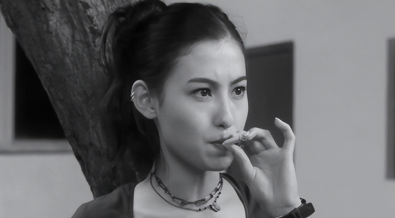 《浪姐3》大合照直接拍到烟盒，聚餐吸烟惹争议