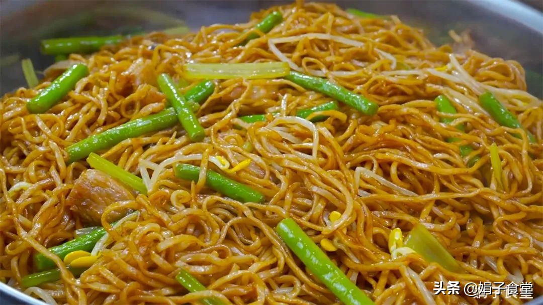 面条别水煮，放锅里简单一蒸，筋道、爽滑、入味，一次3碗吃不够