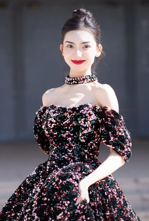 北民大举牌女生火了，气质出众宛如“在逃公主”，评论区却有点酸