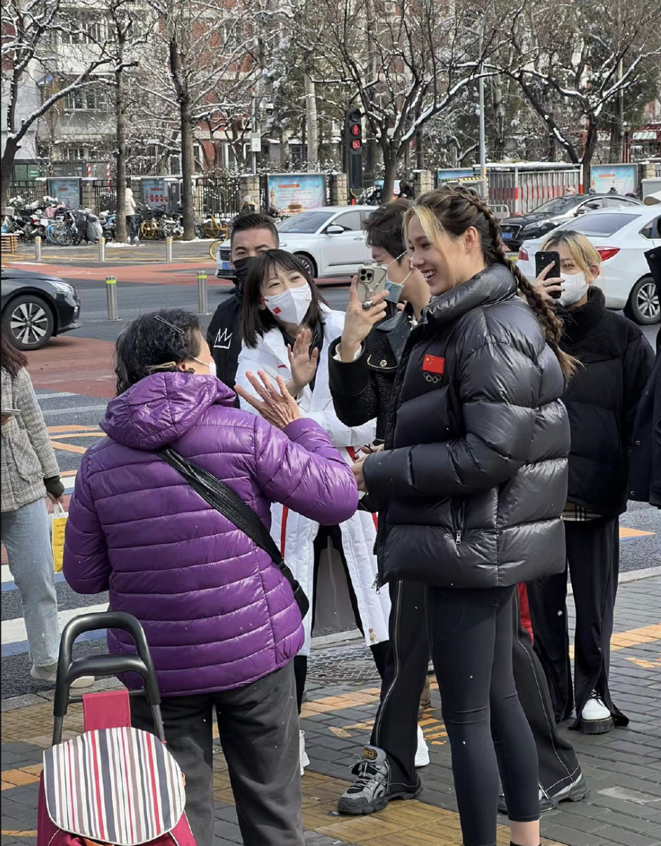 谷爱凌三里屯生图曝光，穿金龙羽绒服笑容洋溢，噘嘴卖萌元气满满