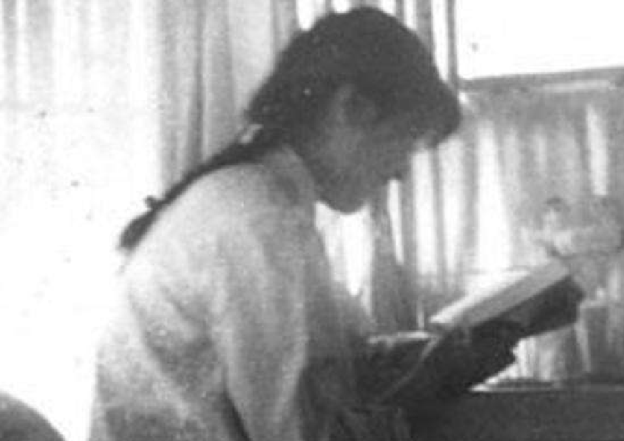 她23岁为国牺牲，初恋为其守墓一生未婚，弟弟苦寻64年在墓地痛哭