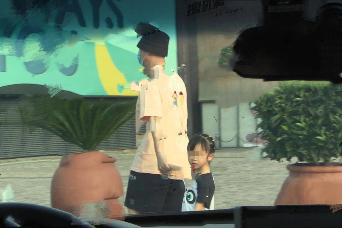 51岁孙红雷带娃外出！怀抱4岁半女儿好宠溺，孩子继承母亲高颜值