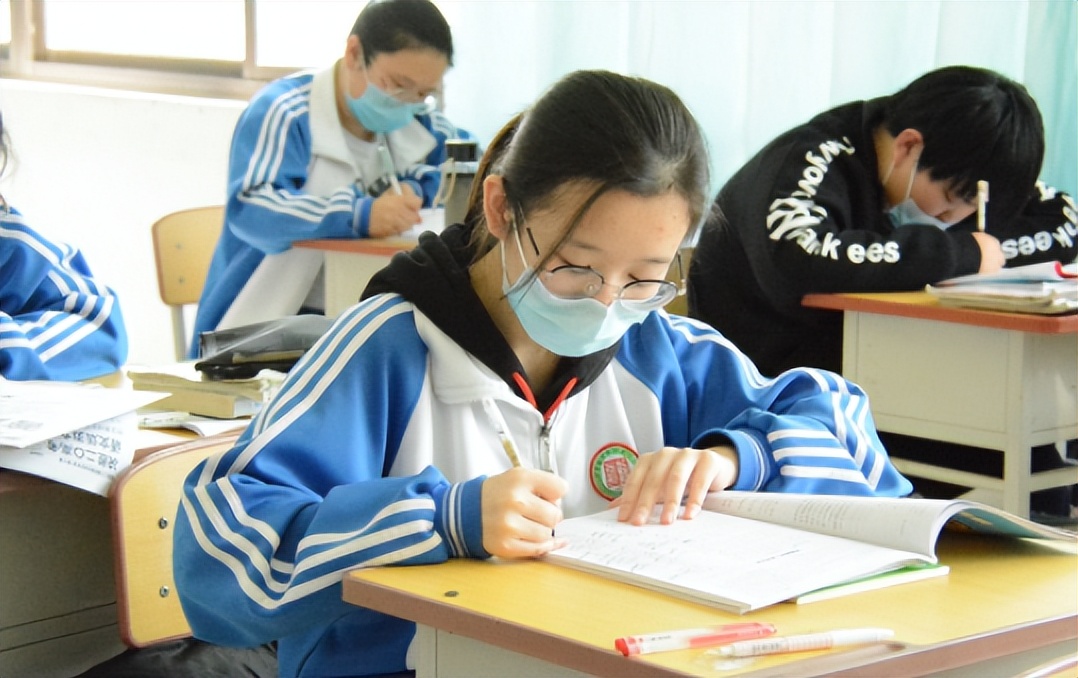 中学生"学霸草纸"走红,老师看见连连称赞,自律体现在细节里