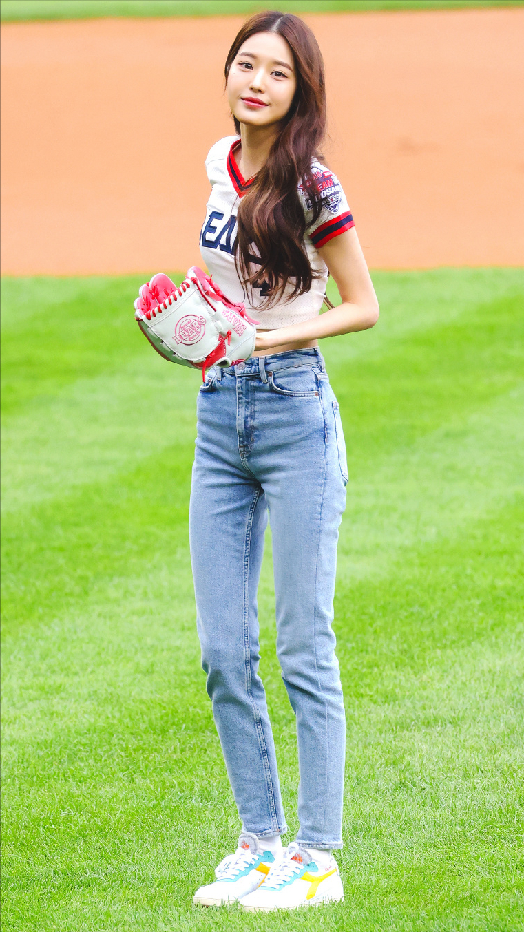 张元英为棒球联赛开球，18岁身材比例惊人？应该是P图夸张吧？