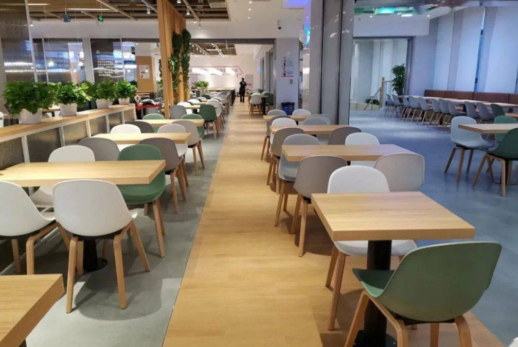 高校食堂出现“天花板”，英语单词成为亮点，食堂大妈手不抖了