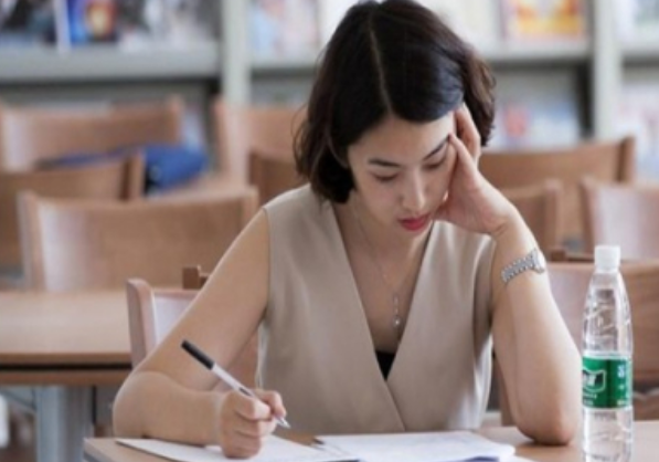 大学生练字练什么字体（大学生写的）