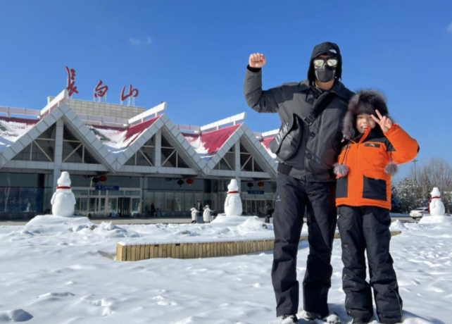 杜江陪霍思燕甜蜜度假后，晒和儿子滑雪照，8岁嗯哼越来越像爸爸