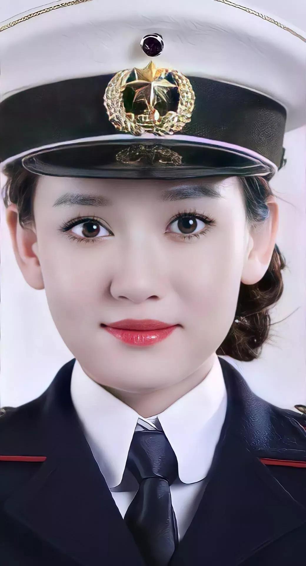 24明星军装女神美照，气质唯美，自信从容，美丽大方