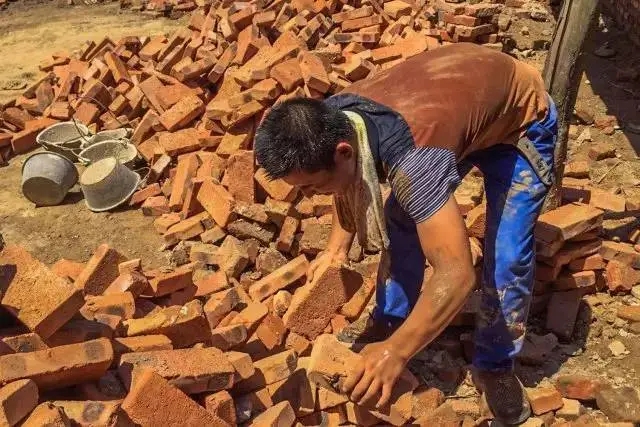 17年前，浙江19岁男孩背着母亲上大学，29岁不顾反对变性为女人